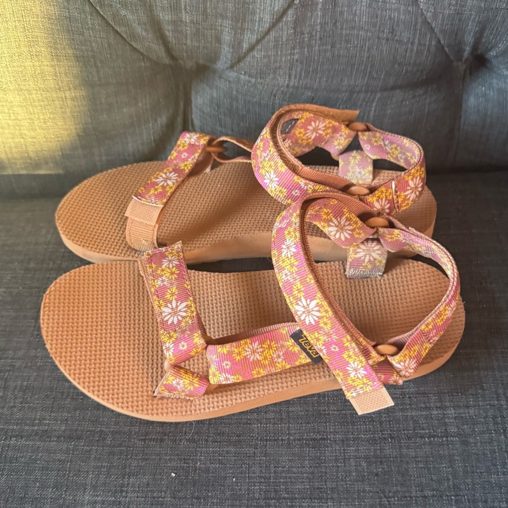 Teva Universal Pink Floral Sandals.  Women’s 6